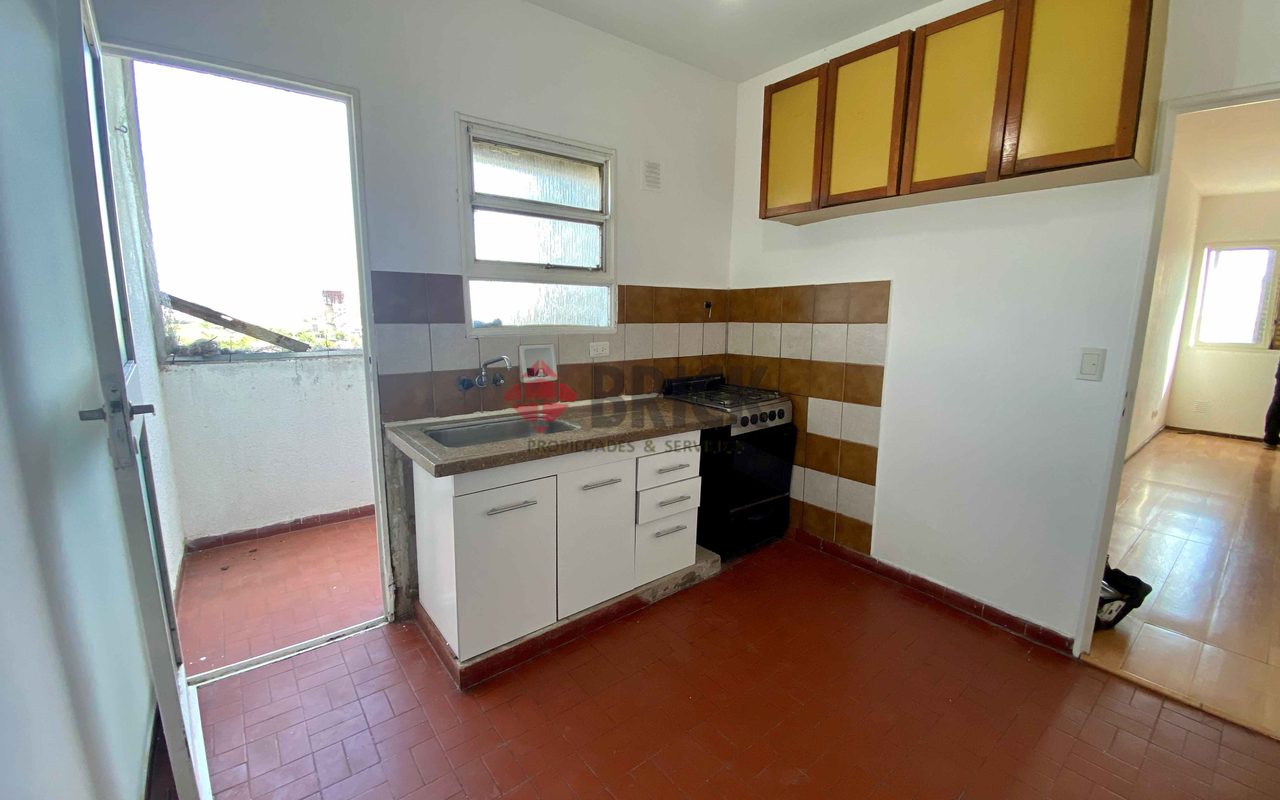 BRADLEY,EDUARDO al 300 Piso 12 6