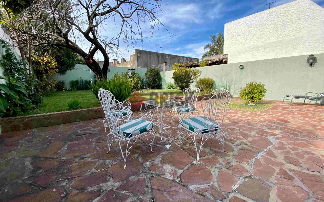 MERCEDES ALVAREZ al 2000 5