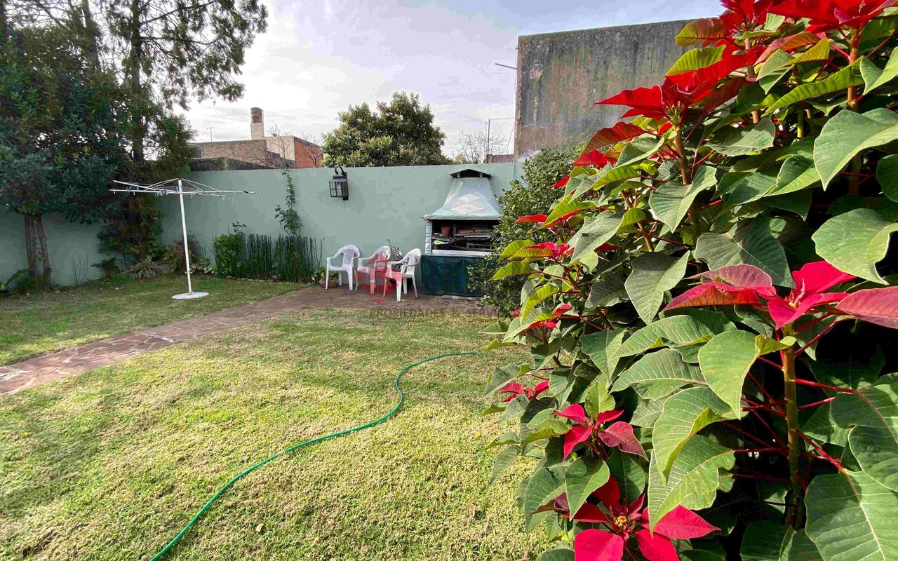 MERCEDES ALVAREZ al 2000 7