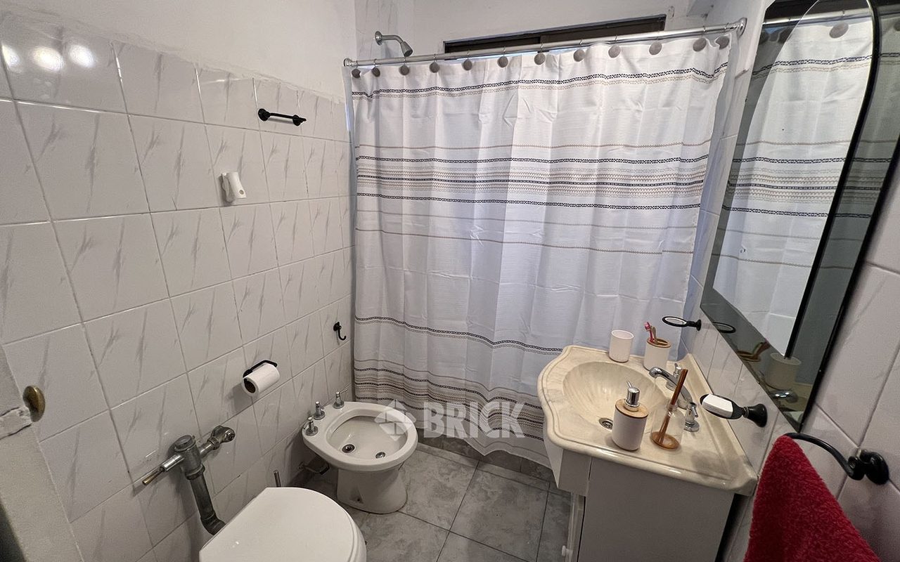 RIVADAVIA, AV. al 2200 Piso 1 12