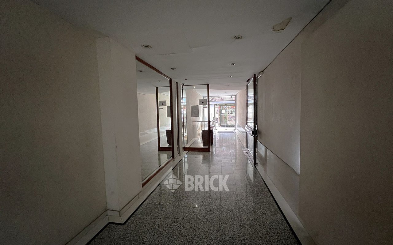 RIVADAVIA, AV. al 2200 Piso 1 22