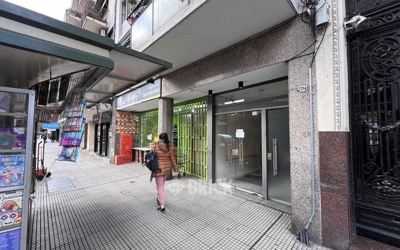 RIVADAVIA, AV. al 2200 Piso 1 23