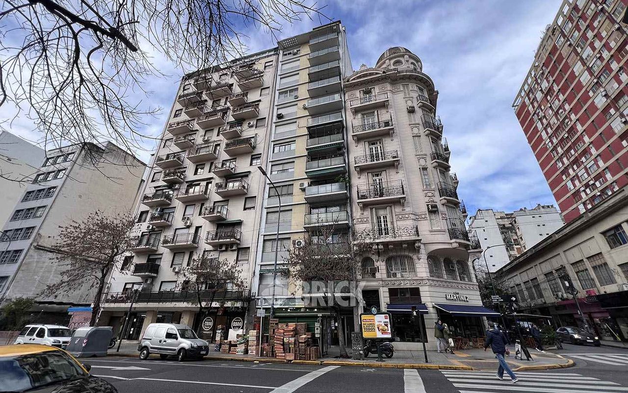 RIVADAVIA, AV. al 2200 Piso 1 24