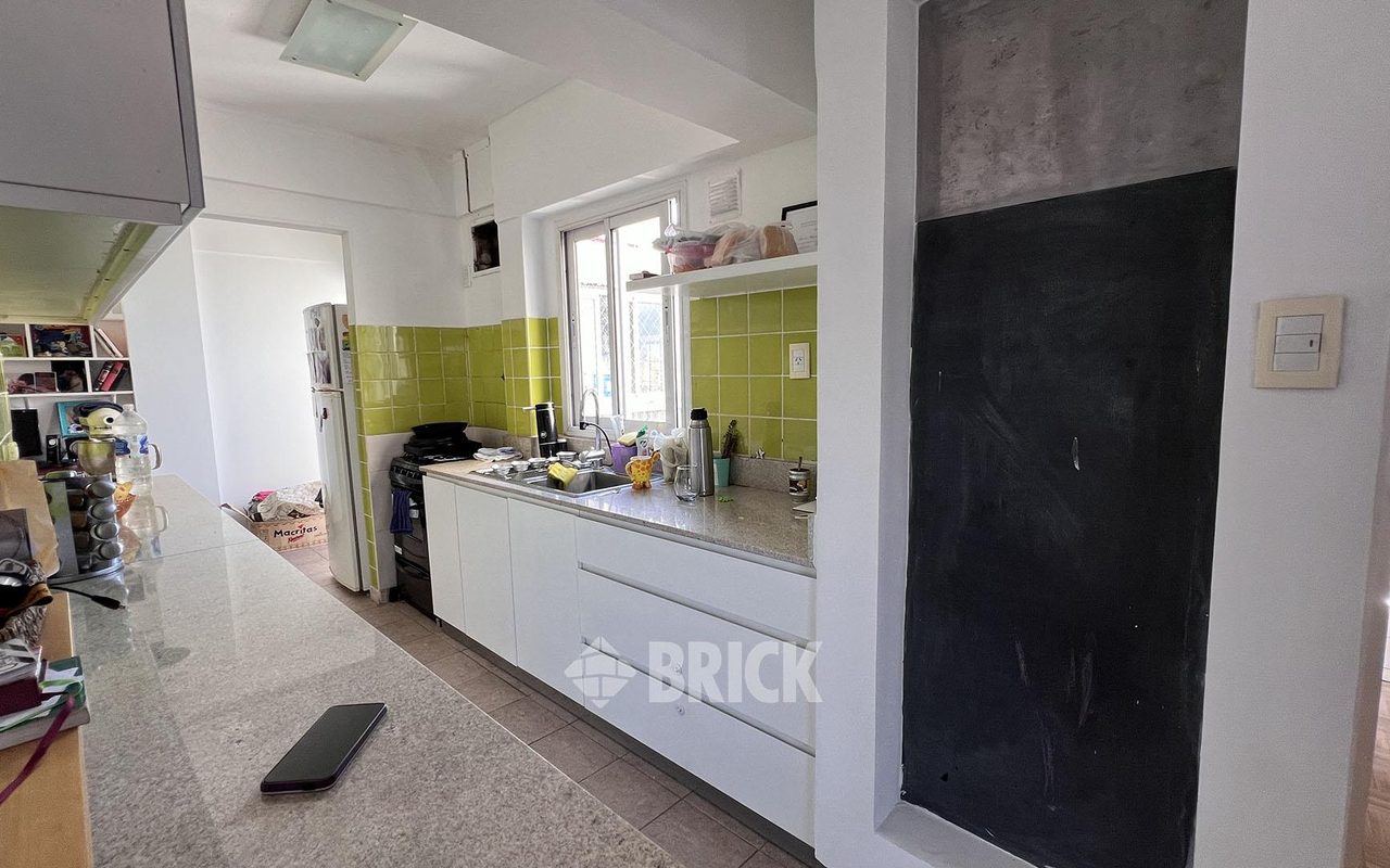 YRIGOYEN, HIPOLITO, AV. al 3600 Piso 9 7