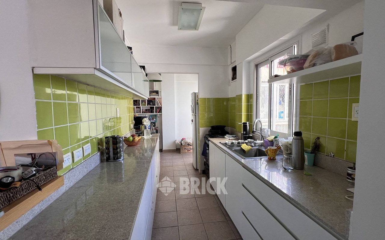 YRIGOYEN, HIPOLITO, AV. al 3600 Piso 9 8