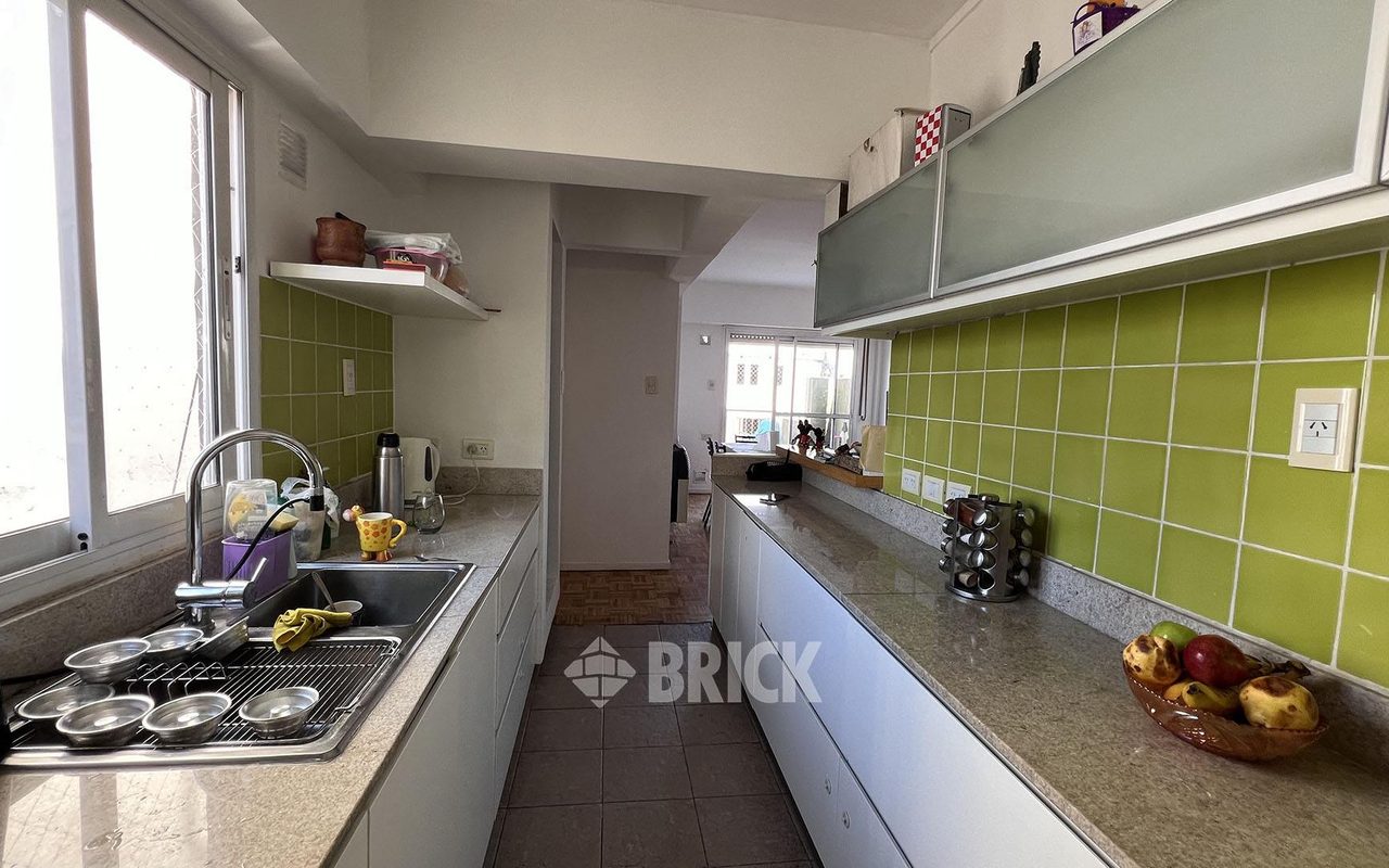 YRIGOYEN, HIPOLITO, AV. al 3600 Piso 9 9