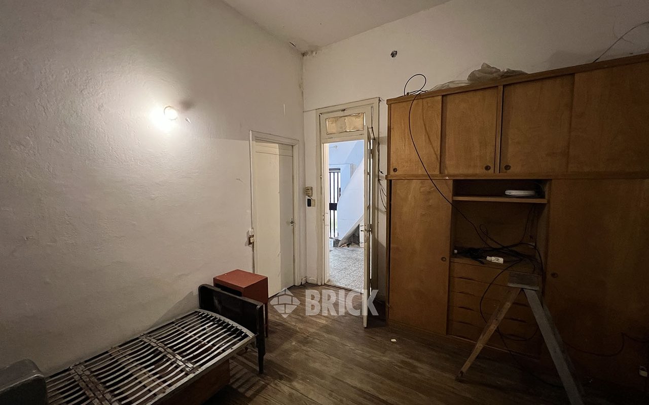 TRELLES, MANUEL al 2400 Piso PB 13