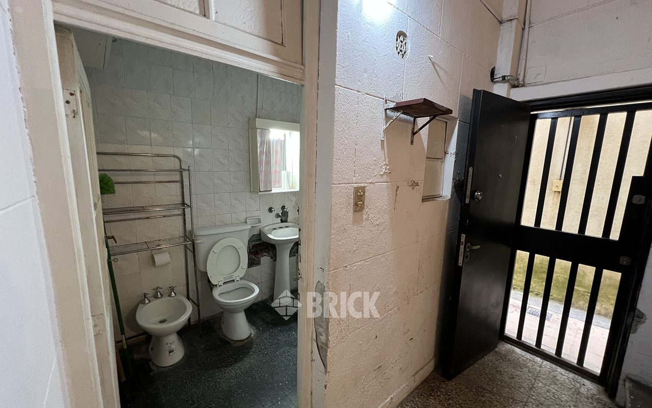 TRELLES, MANUEL al 2400 Piso PB 16