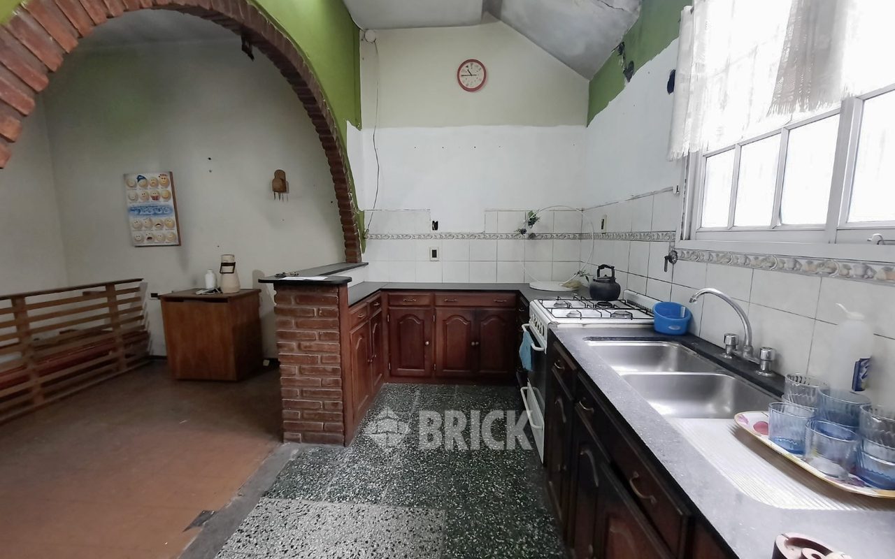 LAMADRID, AV. al 1600 11