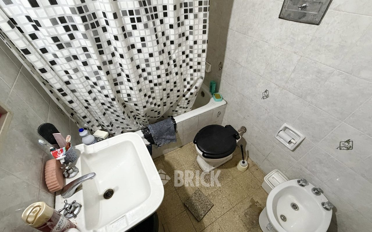 JAURES, JEAN al 800 Piso PB 12