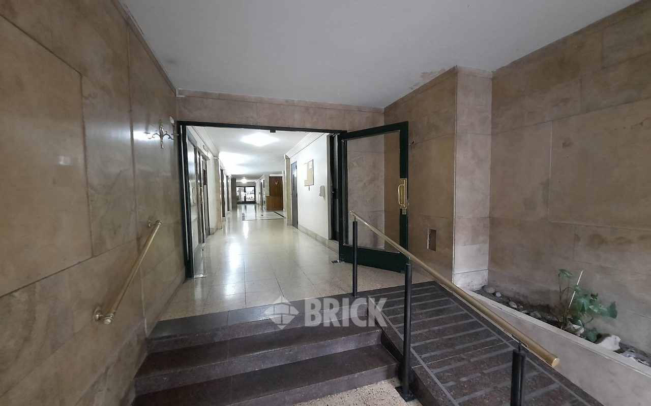 YRIGOYEN, HIPOLITO al 2900 Piso 9 25