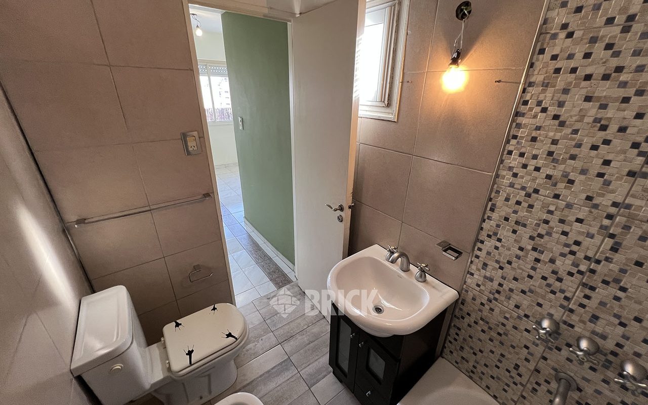 ACOYTE, AV. al 1500 Piso 7 11