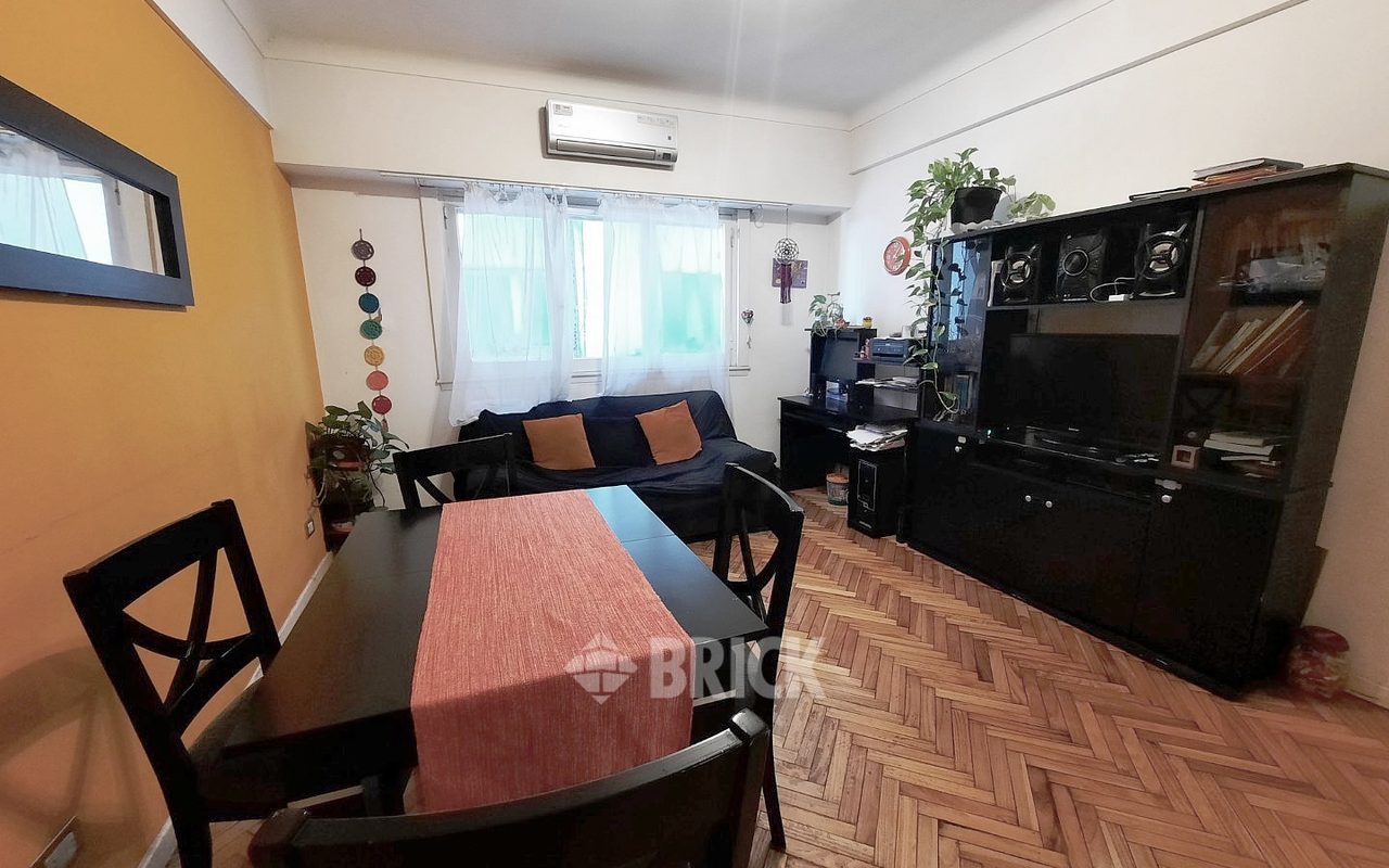 RIVADAVIA, AV. al 2000 Piso 8 1