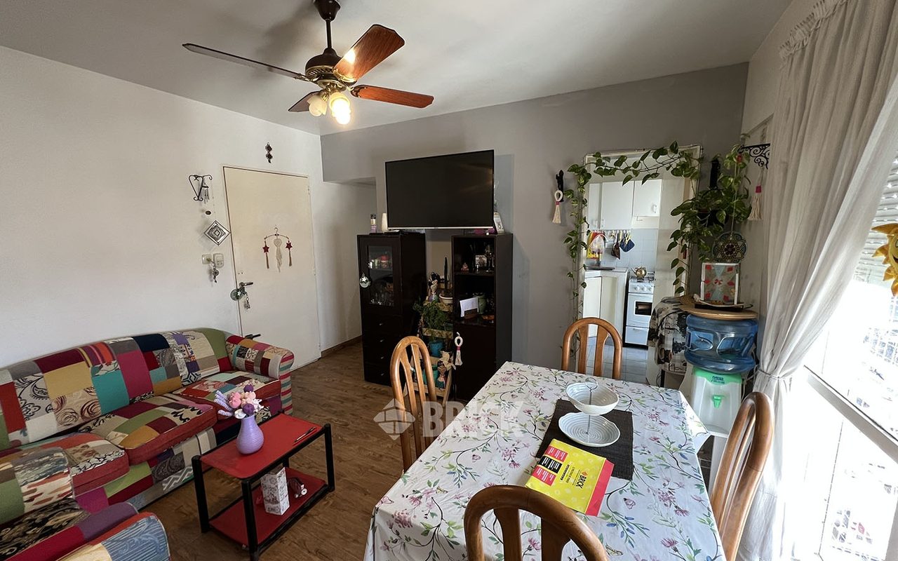 CALVO, CARLOS al 2100 Piso 14 3