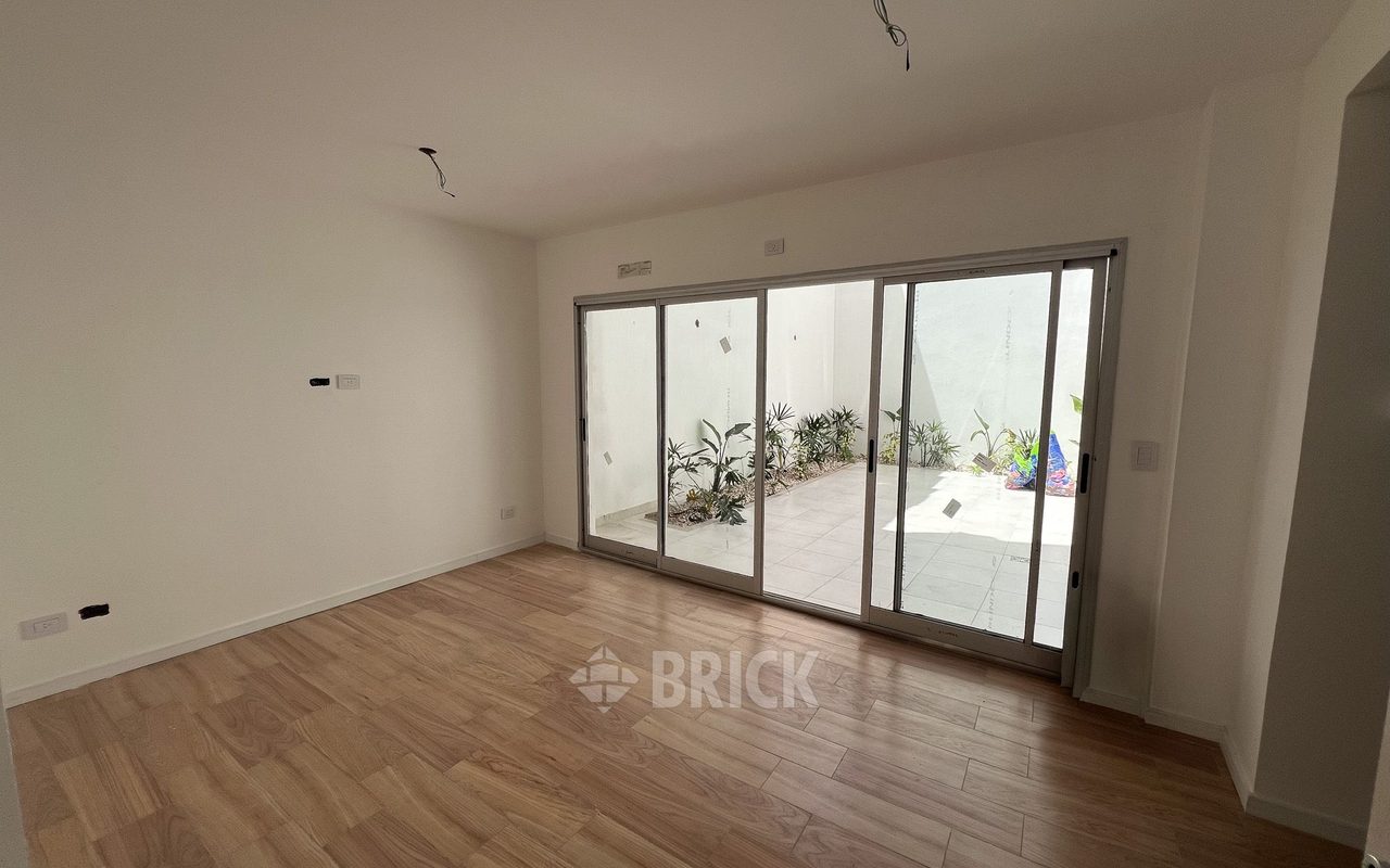 ALVAREZ, JULIAN al 700 Piso PB 1