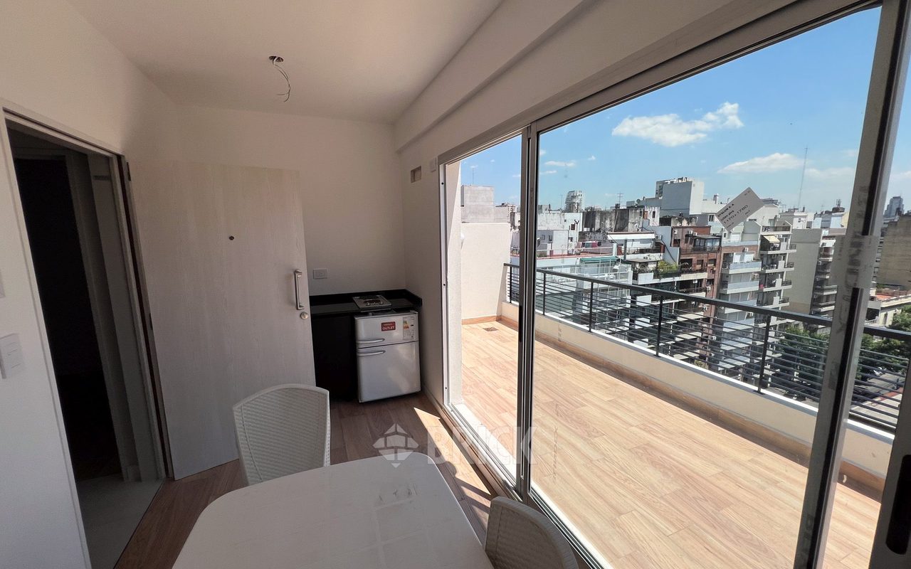 ALVAREZ, JULIAN al 700 Piso PB 18