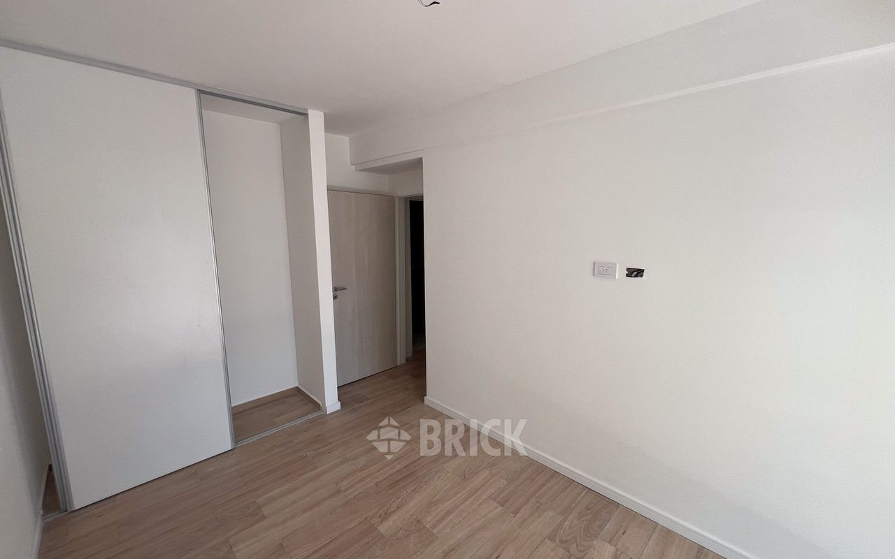 ALVAREZ, JULIAN al 700 Piso 1 12