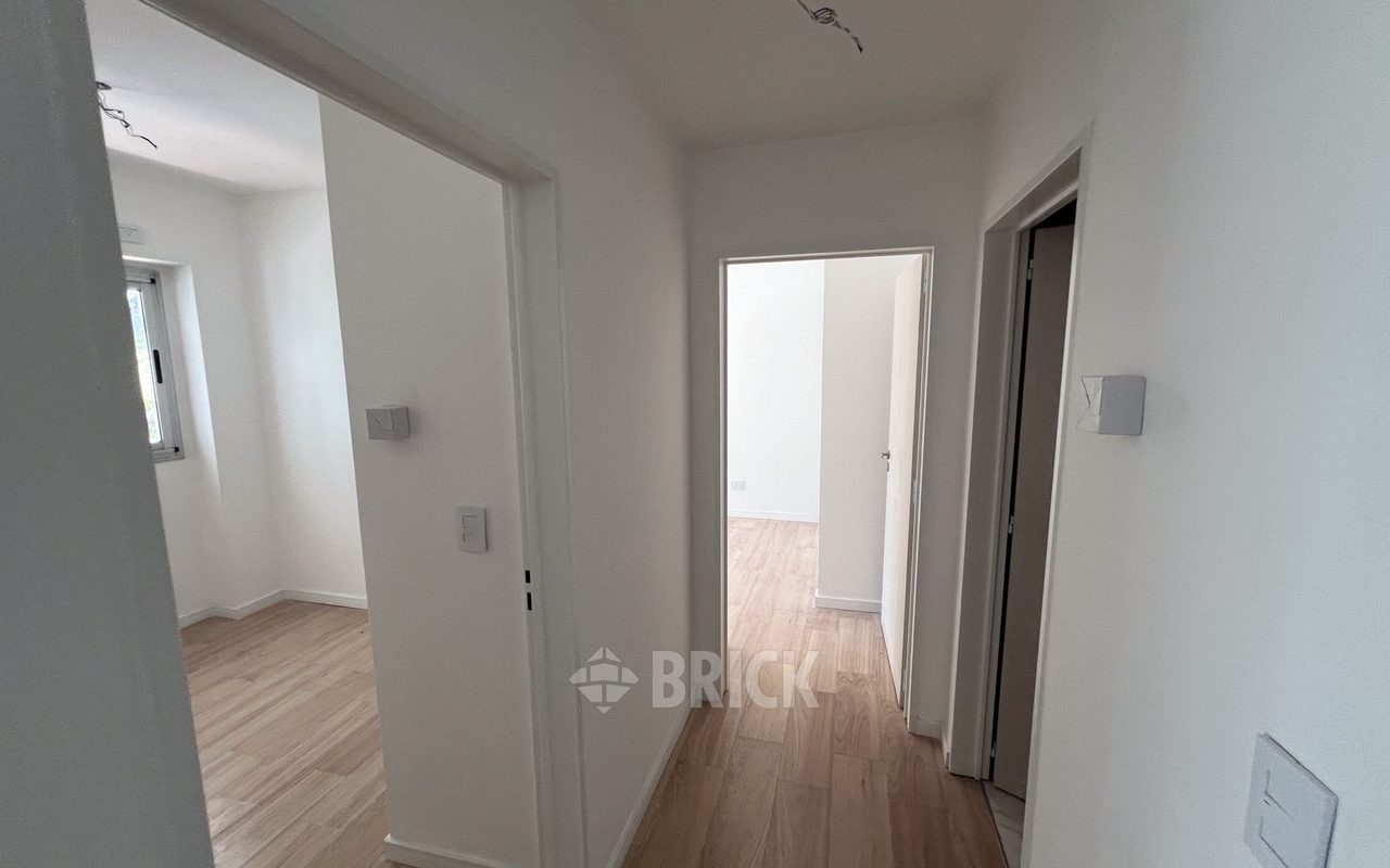 ALVAREZ, JULIAN al 700 Piso 1 8