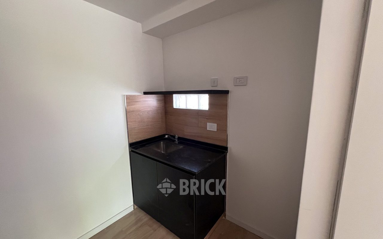 ALVAREZ, JULIAN al 700 Piso 6 7