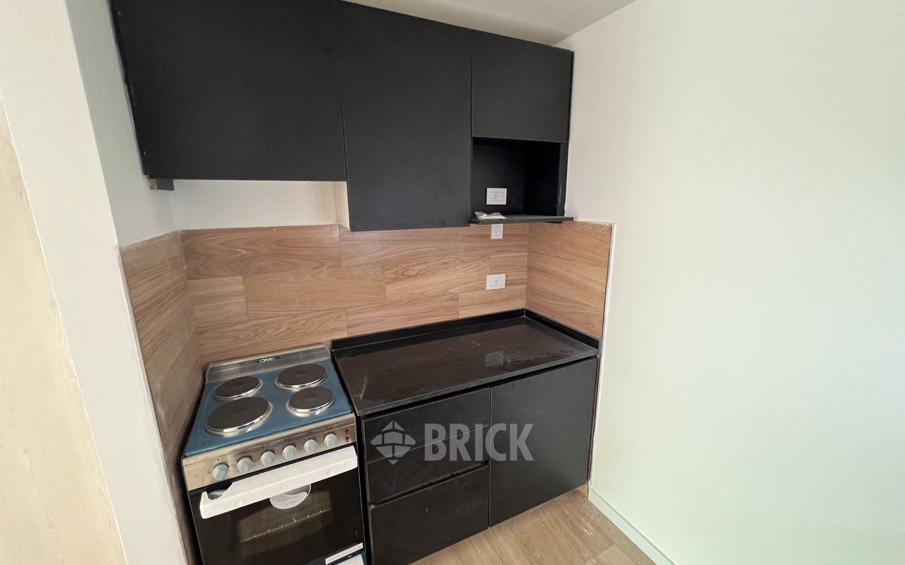 ALVAREZ, JULIAN al 700 Piso 6 8