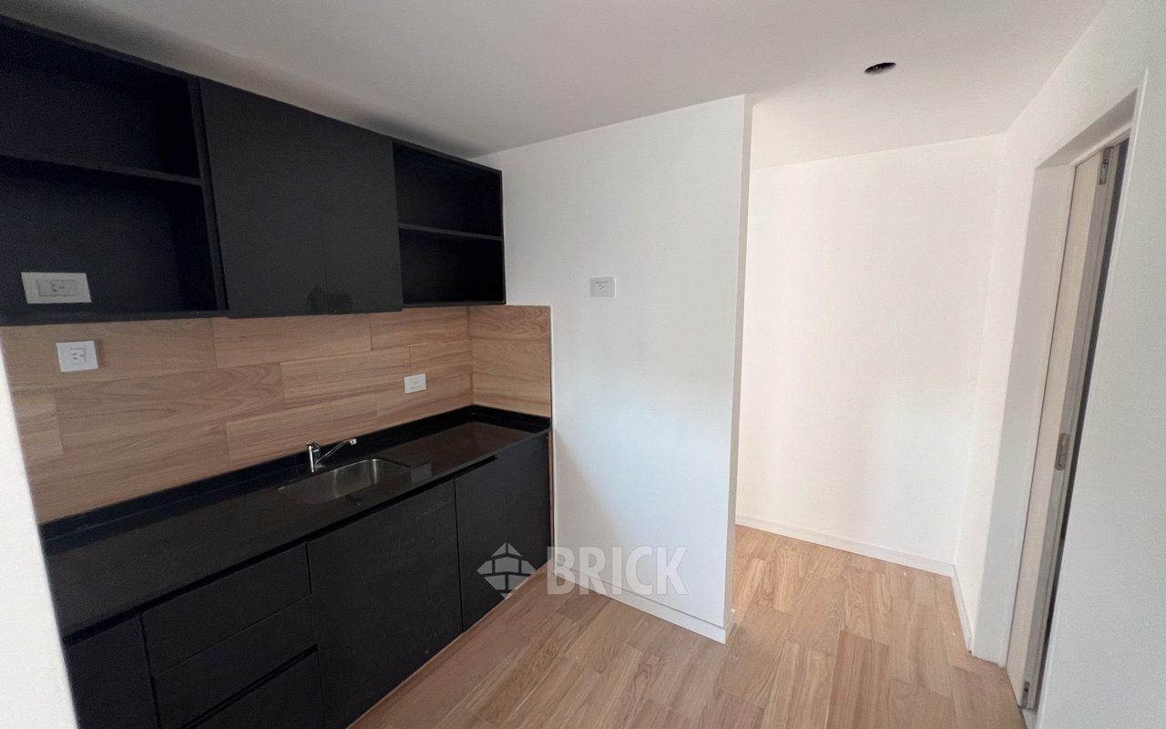 ALVAREZ, JULIAN al 700 Piso 6 8