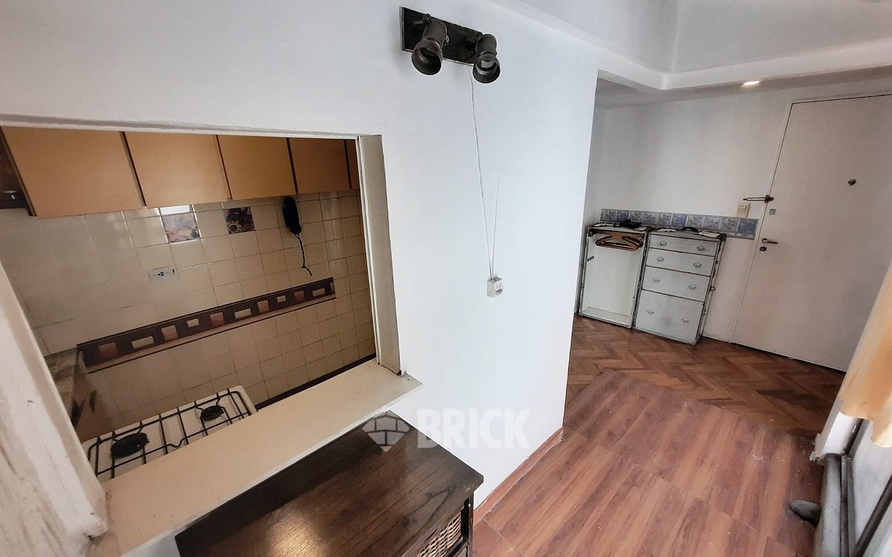 ALVAREZ, JULIAN al 2400 Piso 9 12