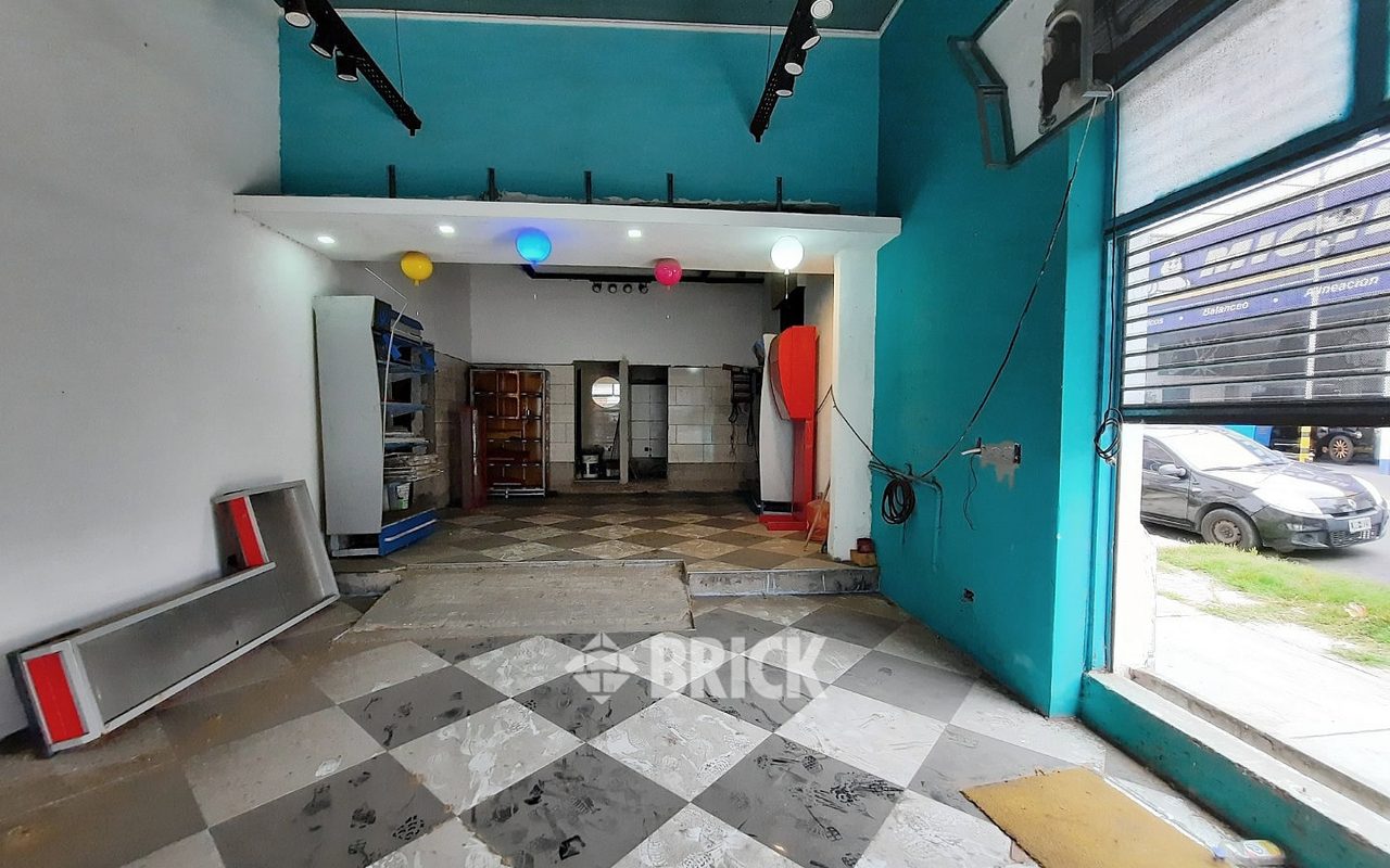 YRIGOYEN, HIPOLITO, AV. al 6600 4