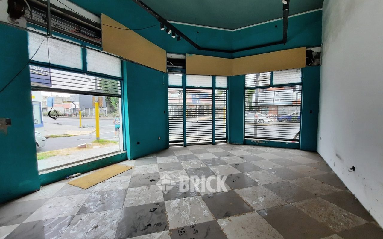 YRIGOYEN, HIPOLITO, AV. al 6600 3
