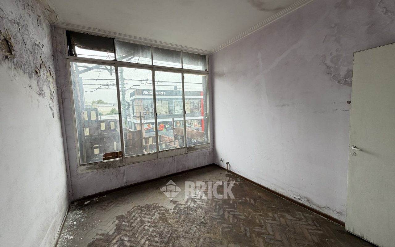 YRIGOYEN, HIPOLITO, AV. al 8200 57