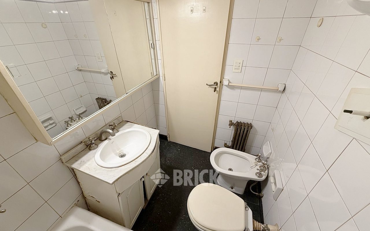 LOPEZ, VICENTE al 1900 Piso 9 21