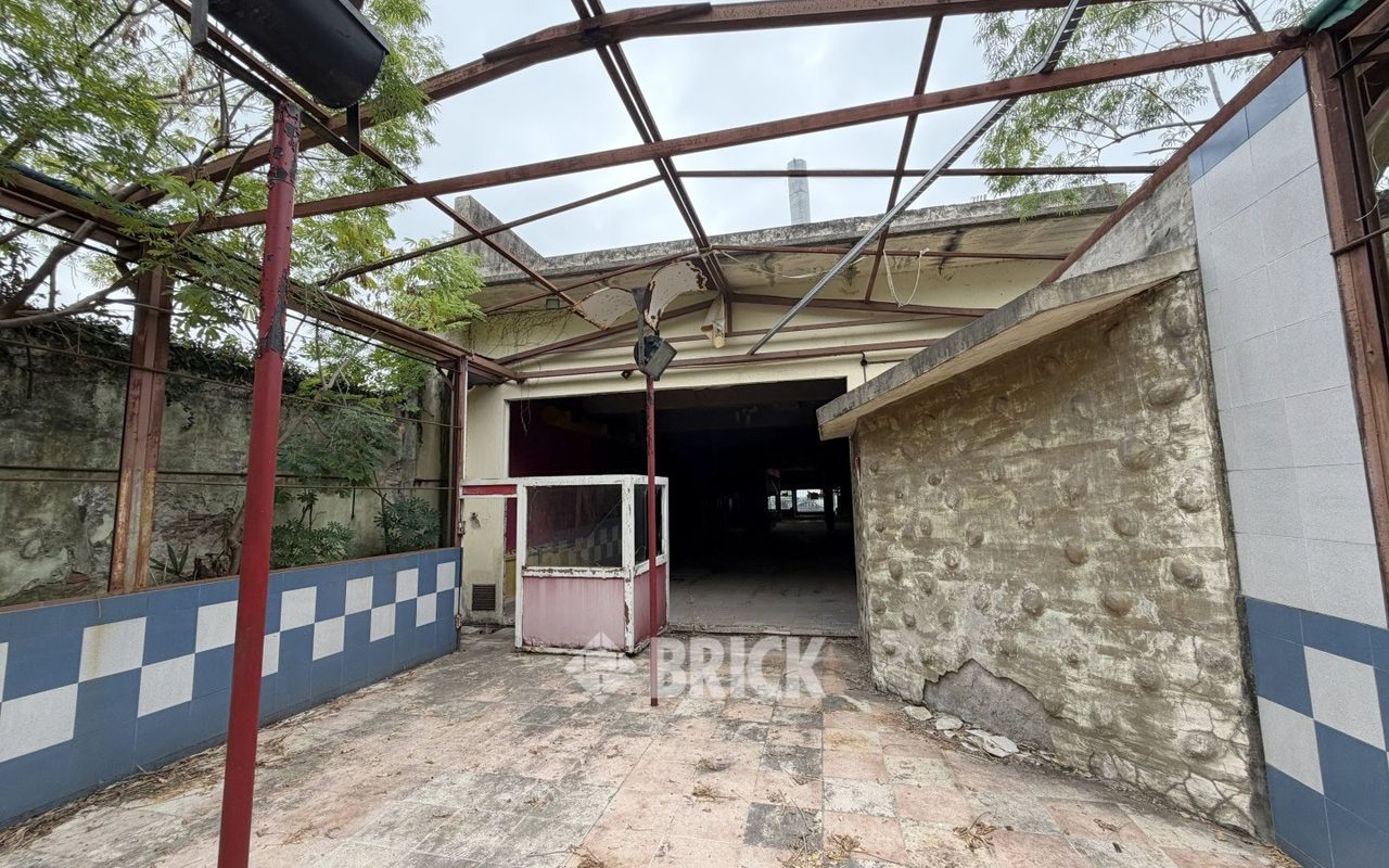 YRIGOYEN, HIPOLITO, AV. al 8200 18