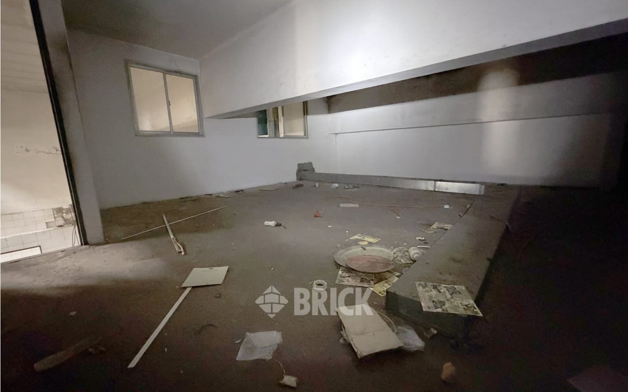 YRIGOYEN, HIPOLITO, AV. al 8200 30