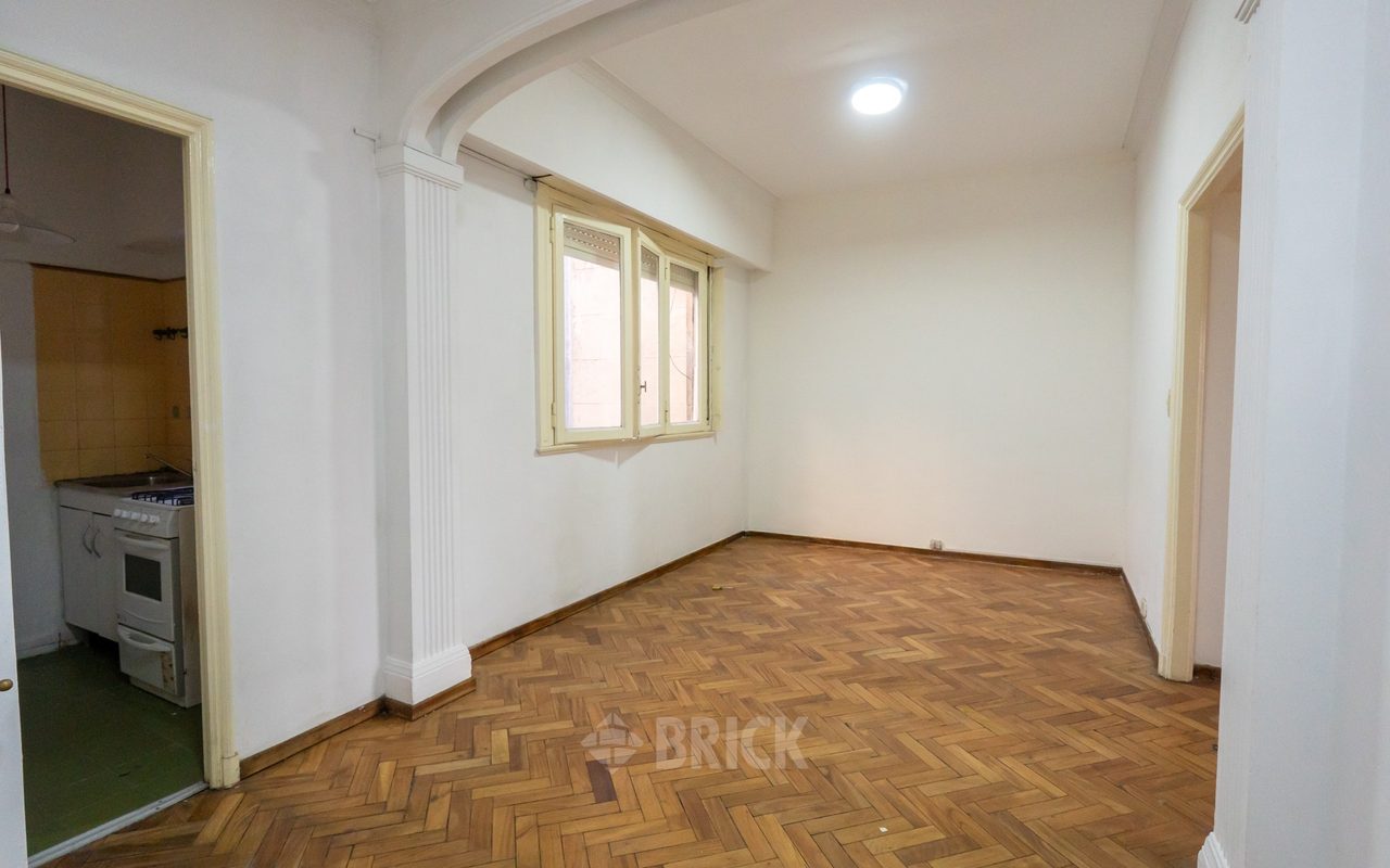 RIVADAVIA, AV. al 2500 Piso 8 1