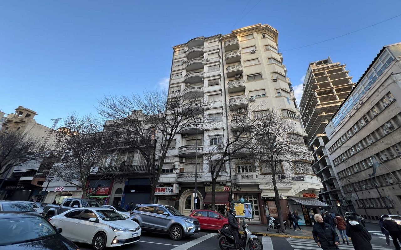 RIVADAVIA, AV. al 2500 Piso 8 13
