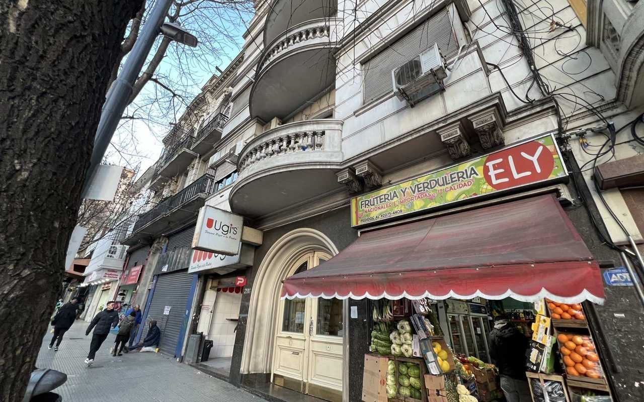 RIVADAVIA, AV. al 2500 Piso 8 12