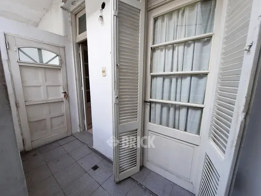 CASEROS, AV. al 2000 Piso 1