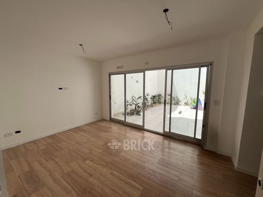 ALVAREZ, JULIAN al 700 Piso PB