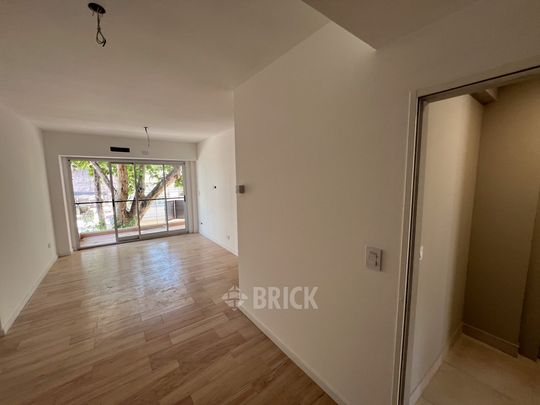 ALVAREZ, JULIAN al 700 Piso 1