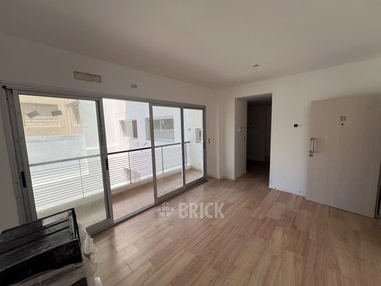 ALVAREZ, JULIAN al 700 Piso 2