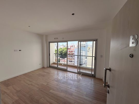 ALVAREZ, JULIAN al 700 Piso 8