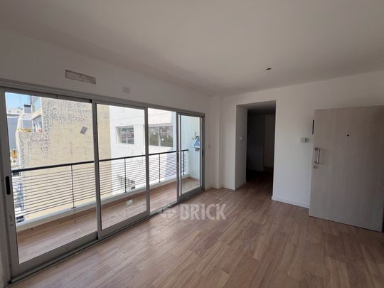 ALVAREZ, JULIAN al 700 Piso 8