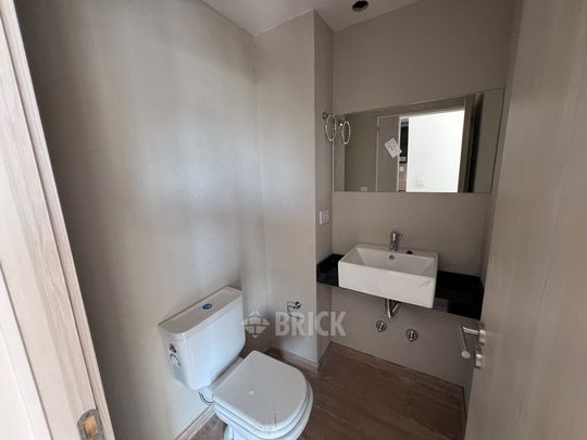 ALVAREZ, JULIAN al 700 Piso 8