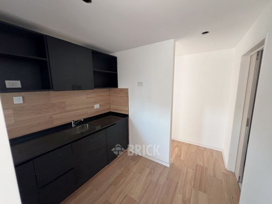 ALVAREZ, JULIAN al 700 Piso 8