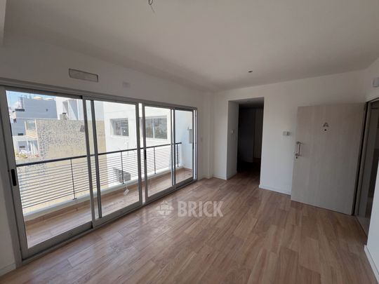 ALVAREZ, JULIAN al 700 Piso 9