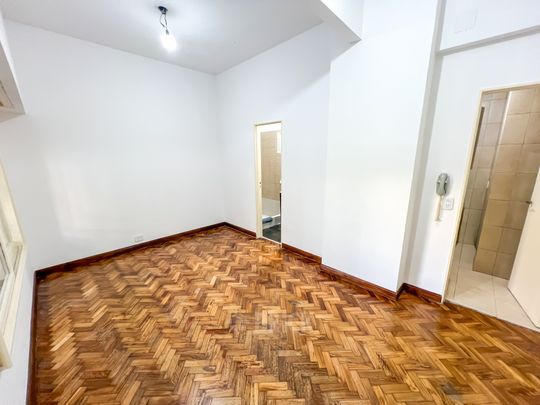 AUSTRIA al 2500 Piso PB