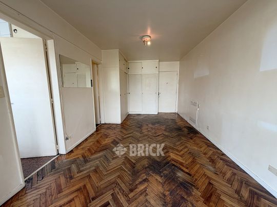 LOPEZ, VICENTE al 1900 Piso 9