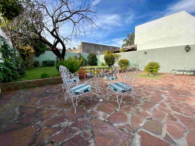 MERCEDES ALVAREZ al 2000 5