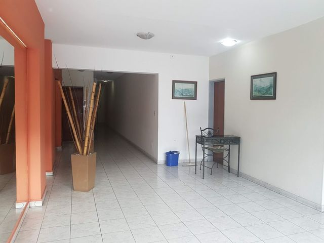 YRIGOYEN, HIPOLITO, AV. al 6600 Piso 1 32