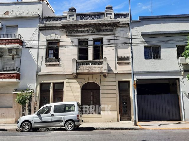 YRIGOYEN, HIPOLITO, AV. al 3500 Piso 1 27