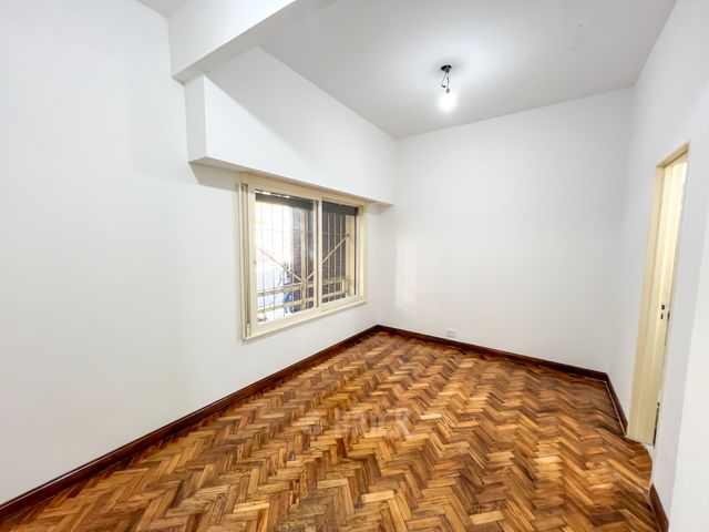 AUSTRIA al 2500 Piso PB 4